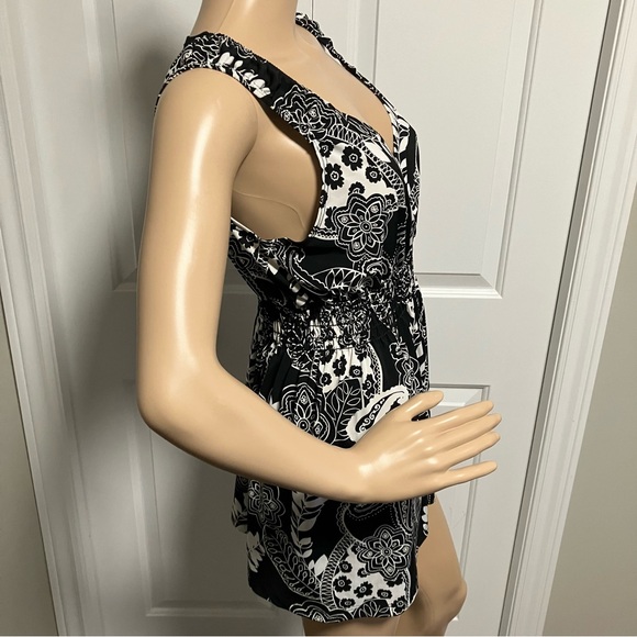 Black & White floral deep plunge sleeveless top - Picture 3 of 9